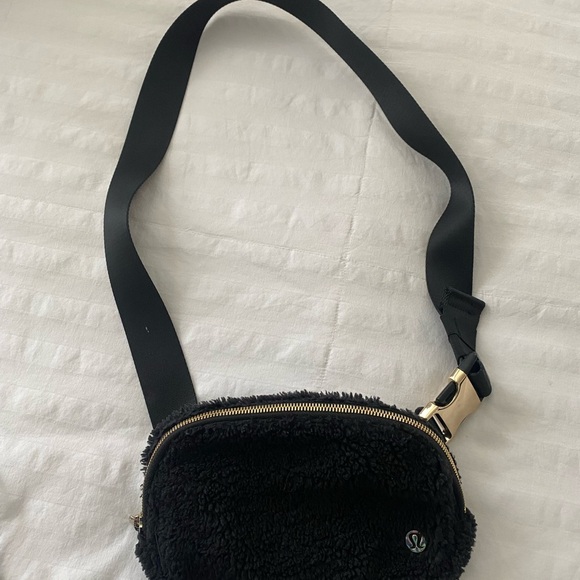 lululemon athletica Black Fleece Crossbody Bag - Picture 10 of 12